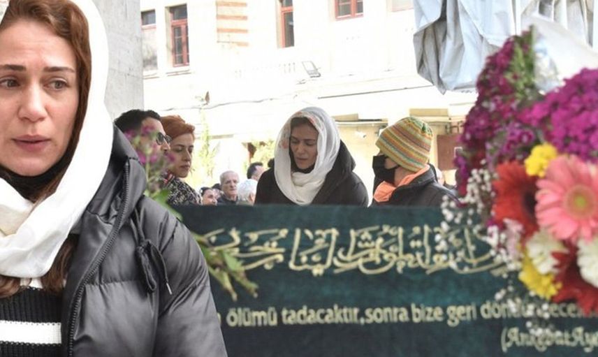 Özge Borak'ın acı günü! Babaannesinin ölümüyle sarsılan ünlü oyuncu cenazede gözyaşlarını tutamadı