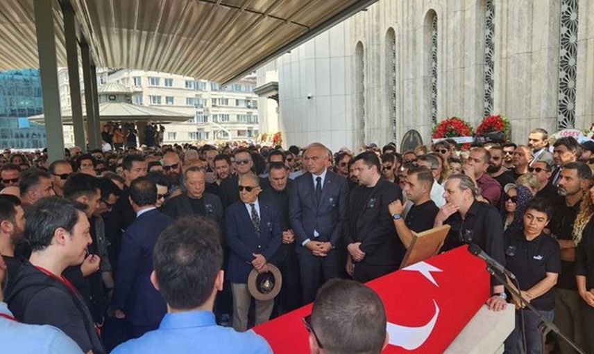 Özkan Uğur son yolcuğuna uğurlandı! Karacaahmet Mezarlığı'na defnedilen ünlü sanatçının cenazesinde zor anlar