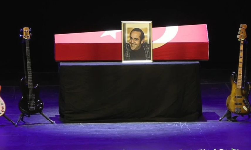 Özkan Uğur'un cenaze töreni başladı! Sanat camiasından ünlü isimler AKM'ye akın etti