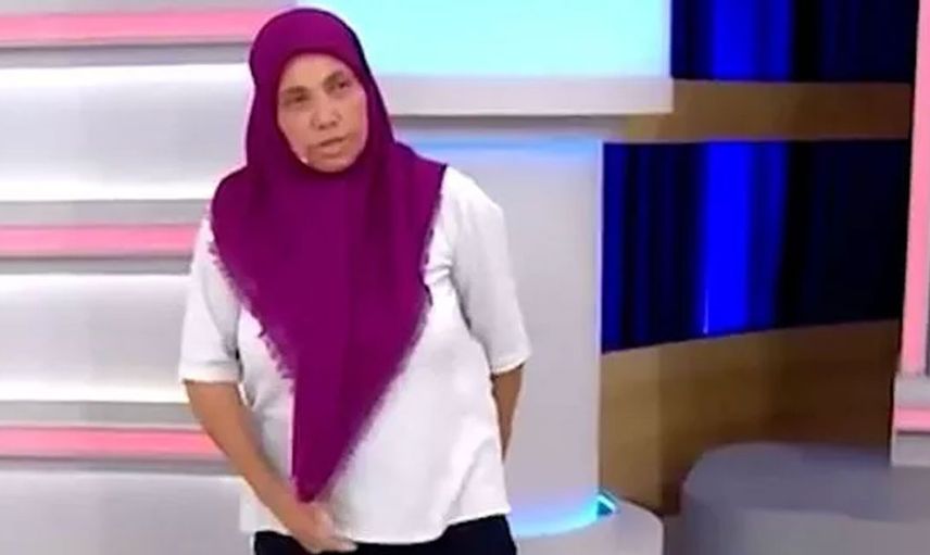 Türk televizyon tarihinde görülmemiş olay! Canlı yayında kimseye aldırmadan tuvaletini yapan kadın izleyicileri şaşkına çevirdi