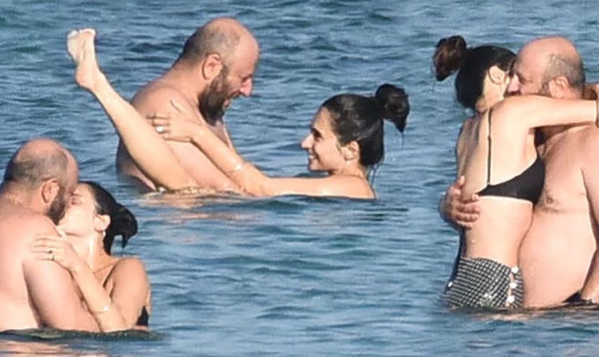 Serkan Keskin ve Meriç Aral tatilde aşka geldi! İkili denizin ortasında kimseyi umursamadan yakınlaştı o anlar Bebek Sahili rezaletini akıllara getirdi