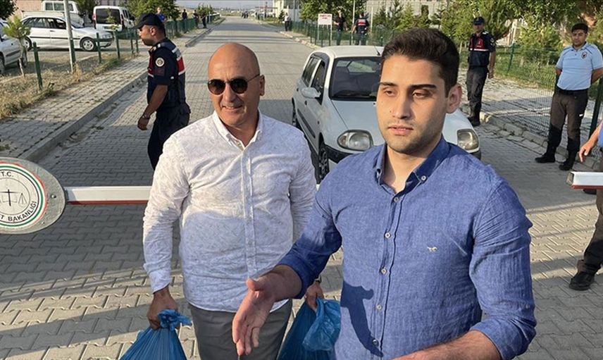 Tahliye olan Kadir Şeker'in paylaşımı kısa sürede binlerce beğeni alırken tepkilerden kaçamadı