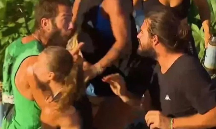 Survivor'da daha önce görülmemiş kavga! Herkes birbirine girdi: 8 kişi ayıramadı! Acun Ilıcalı müdahale etti...