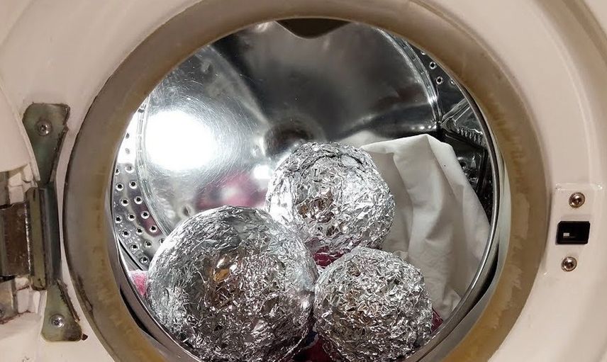 Çamaşır makinenize birkaç alüminyum folyo topu atın ve neler olduğunu görün!