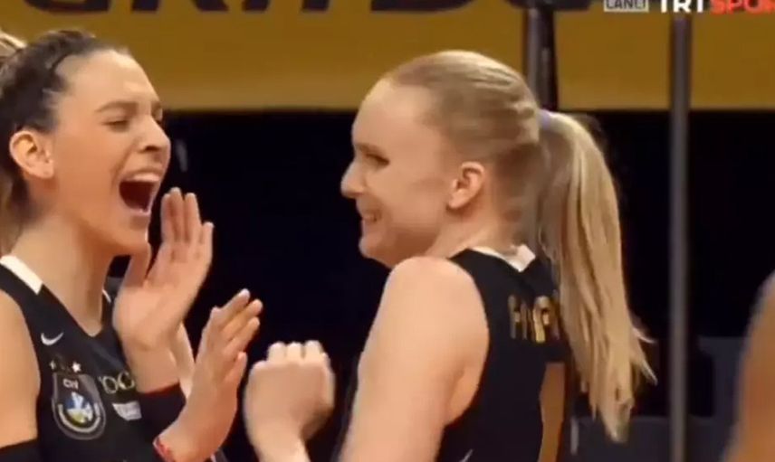 Dudak dudağa geldiler: Vakıfbank oyuncularından Cansu ve Ali Frantti'den şaşırtan sevinç!