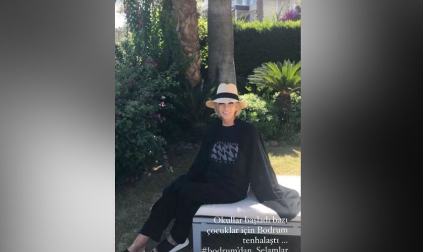 Yeşilçam'ın kolejli güzeli Filiz Akın yıllara meydan okuyor! Şezlongda sere serpe poz veren usta oyuncu herkesi büyüledi