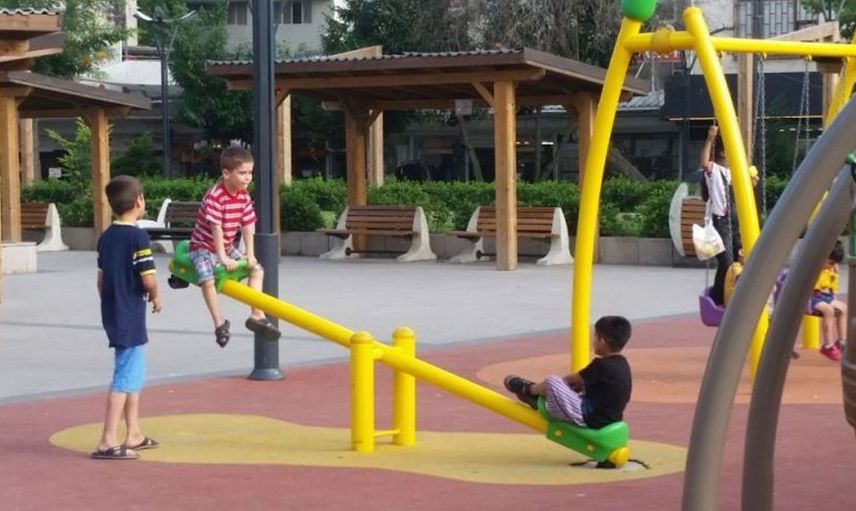 Parkta öpüşen iki erkek videosu sosyal medyayı salladı! Daha neler göreceğiz dedikçe iğrençleşiyor...