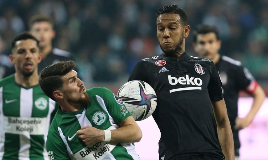 Erman Toroğlu, Beşiktaşlı futbolcuların Giresunspor maçında artistlik yaptığını söyledi. Taraftarlar kendisine tepki gösterdi