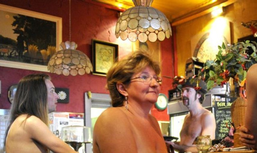 Paris'te açılan çıplak restoran büyük ilgi gördü