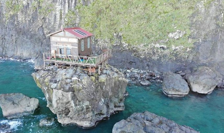 Artvin’de kayanın üzerine barınak inşa edildi