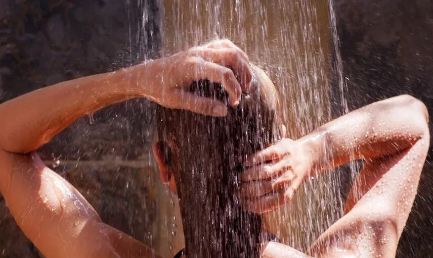 Artık duş alırken bile rahat yok! Öfkeli eş banyo yapan kadını gizli gizli izleyen tacizciyi öldüresiye dövdü