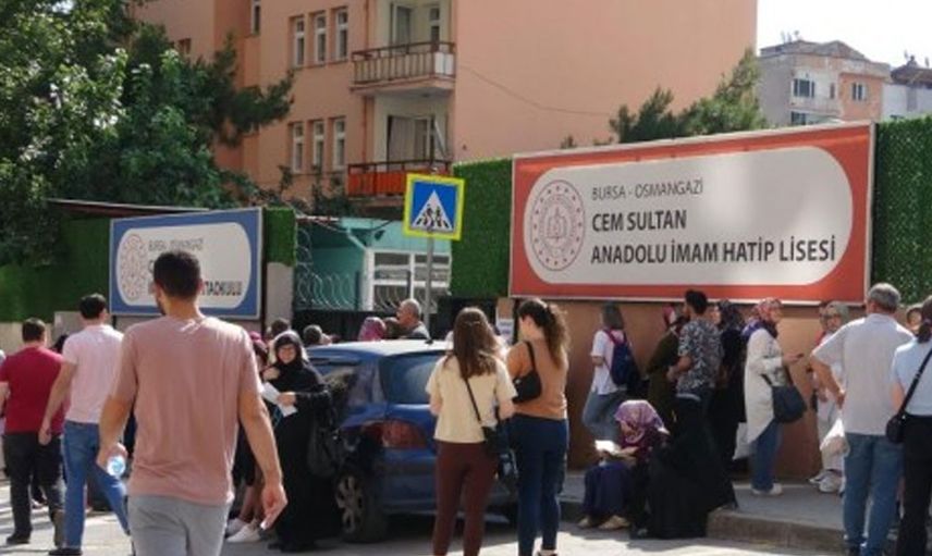 Sınav heyecanı başlamadan bitti! 40 saniyelik gecikmesi 1 senesine mal oldu gözyaşları içinde güvenlik görevlisine yalvardı