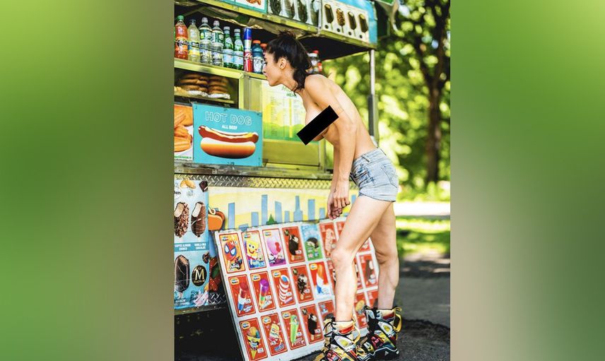 Ünlü model sokakta çırılçıplak yürüdü! Bir gören bir daha baktı o anlarını takipçilerinin beğenisine sundu