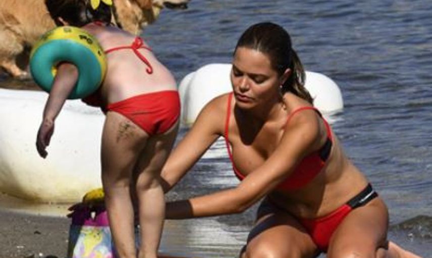 Hilal Altınbilek Kırmızı Bikinisiyle Plajın Yıldızı Oldu!
