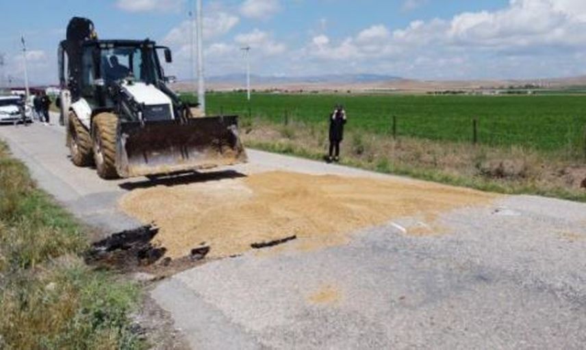 Afyon'da Tarım Arazilerinde Meydana Gelen 1 Kilometre Uzunluğundaki Yarıklar Herkesi Korkuttu