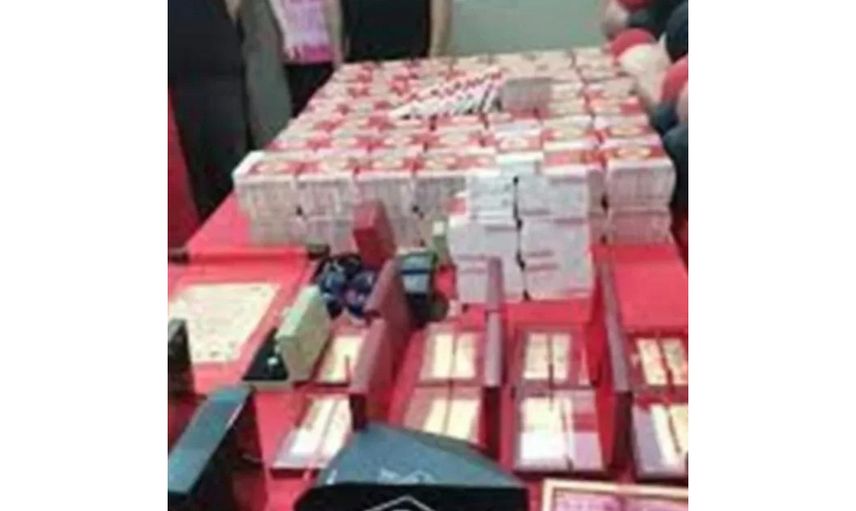 Çin'de bir garip çeyiz geleneği! Onlarca kişi deste deste parayı taşıdı