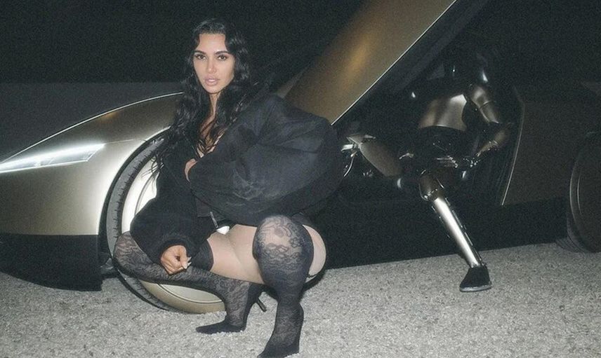 Kim Kardashian'ın, Elon Musk'ın robotuyla sıcak pozları gündem oldu