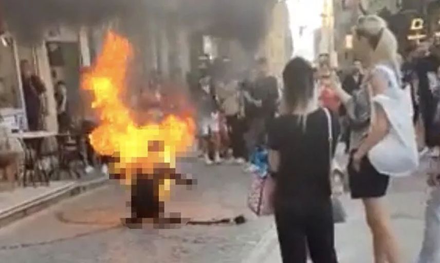 Galata Kulesi'nde kendini ateşe veren adam