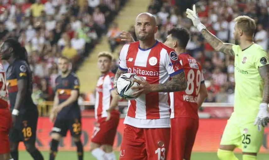 Erman Toroğlu Galatasaray'ın rakip futbolcu yerdeyken Antalyaspor ağlarını havalandırmasının centilmenliğe uygun olmadığını söyledi