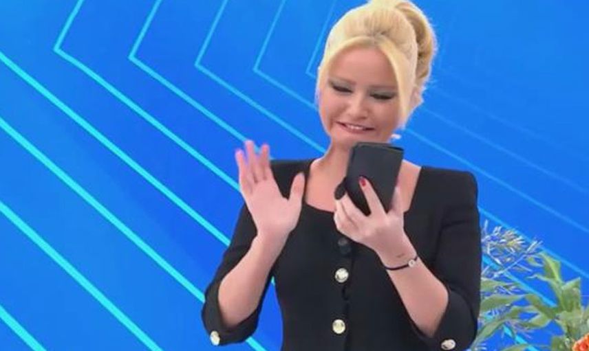 Müge Anlı milyonların önünde rezil oldu! Kayıp kişiyi arayacağım derken bakın kimi aradı! Telefonu kapatmaya çalışırken eli ayağına dolaştı