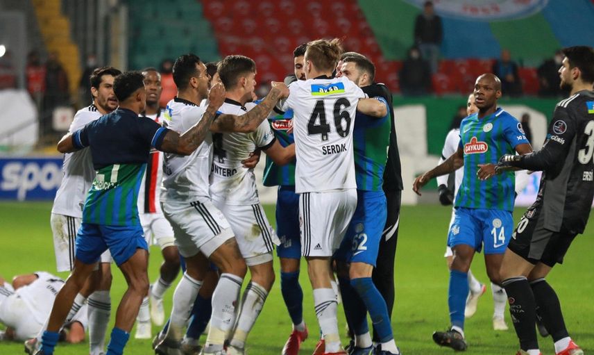 Ahmet Çakar, Beşiktaş Kalecisi Ersin Destanoğlu'nu Ağır Sözlerle Eleştirdi!