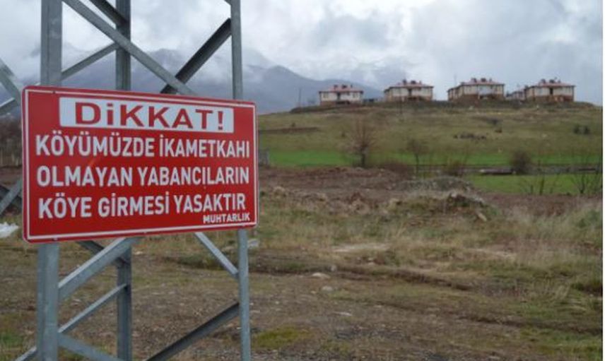 Muhtarın Köy Girişine Astığı Tabela Koronavirüsü Durdurdu!