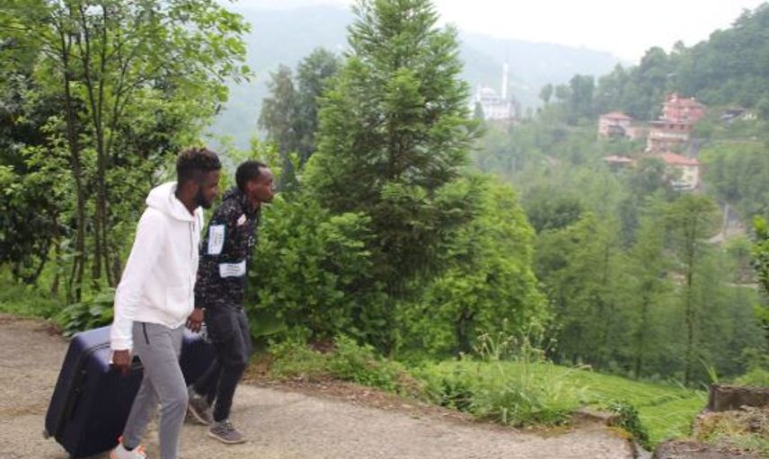 Rize'de Afrikalılar Futbolcu Olma Hayaliyle Gelip Mevsimlik İşçi Oldu