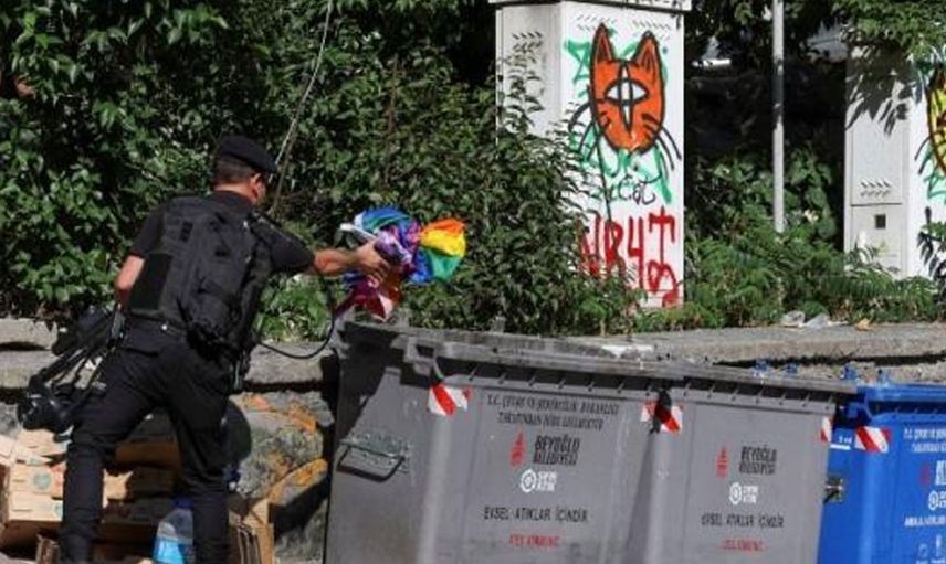 Taksim'de gerçekleştirilen LGBT yürüyüşüne izin verilmeyince polisler ve vatandaşlar arasında gerginlik yaşandı