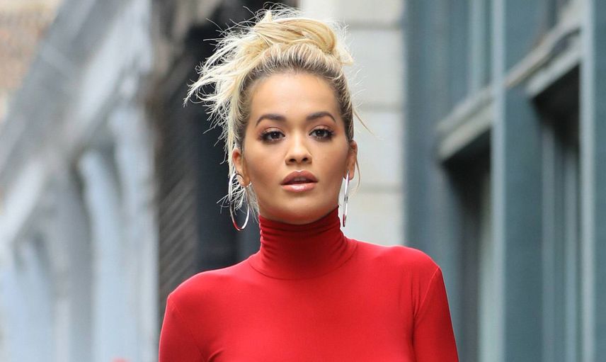 Dünyaca ünlü şarkıcı Rita Ora’nın sahil pozları ateş ediyor! Minicik bikinisiyle sere serpe çektirdiği fotoğraflar olay oldu