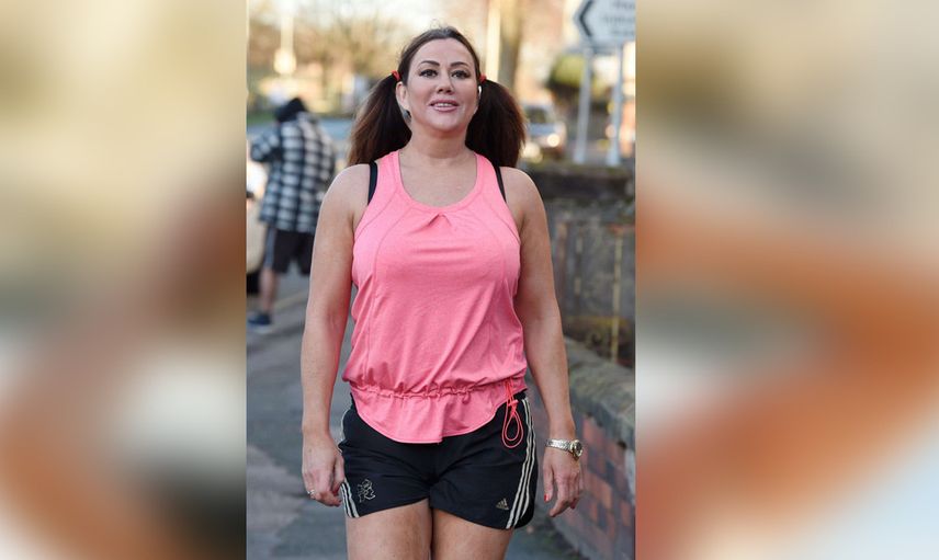 Lisa Appleton ormanda banyo yaptı