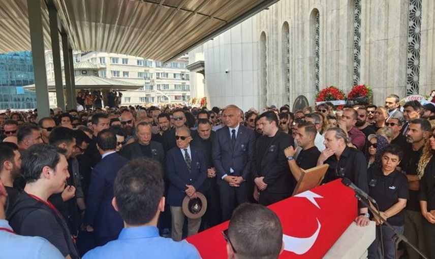 Özkan Uğur son yolcuğuna uğurlandı! Karacaahmet Mezarlığı'na defnedilen ünlü sanatçının cenazesinde zor anlar