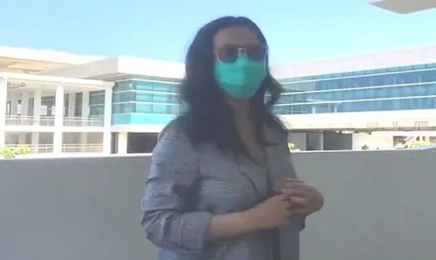 Endonezya'da Havalimanında Bir Kadın Önce Göğüslerini Açtı Sonra Masturbasyon yaptı