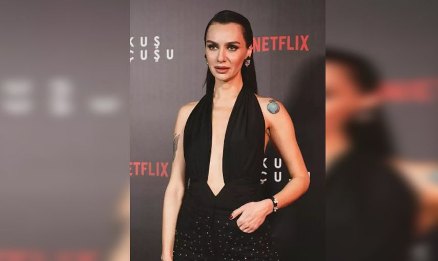 Aşkını ilan etti! Birce Akalay yakışıklı oyuncuyla sarmaş dolaş: Bunu seviyorum!