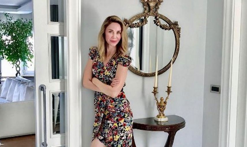 Demet Şener’in olay yaratan tablosu! Sevgilisiyle öpüştüğü fotoğrafı duvara astı..
