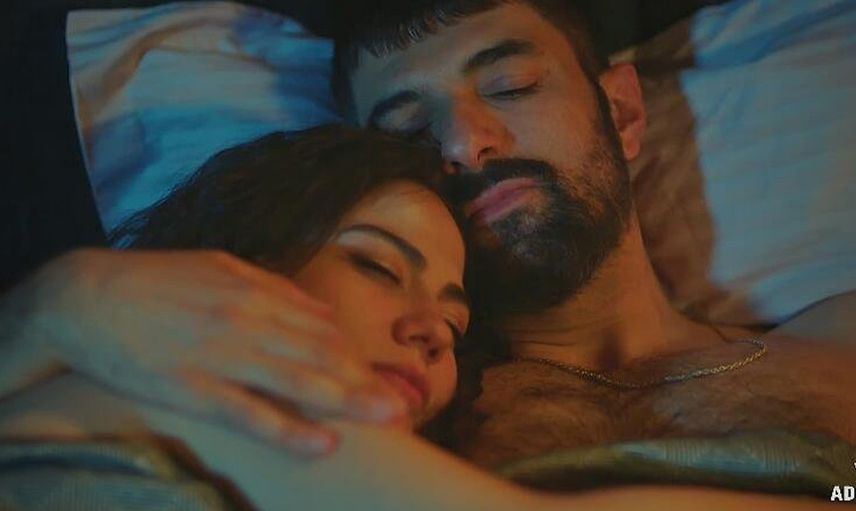 Demet Özdemir ve Engin Akyürek’ün ateşli sahnesi Adım Farah dizisine damga vurdu
