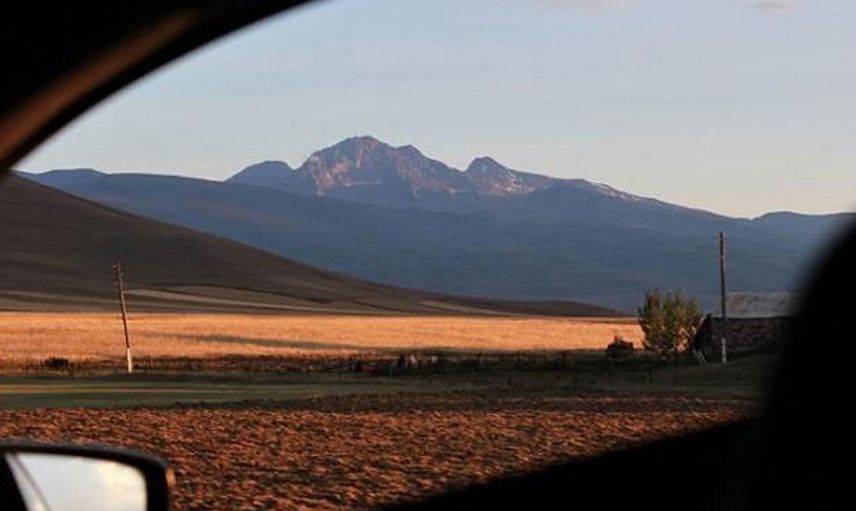 Ermenistan, Aragats Dağı’nın eteğindeki yol