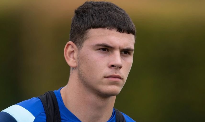 Watford formasını giyiyor
