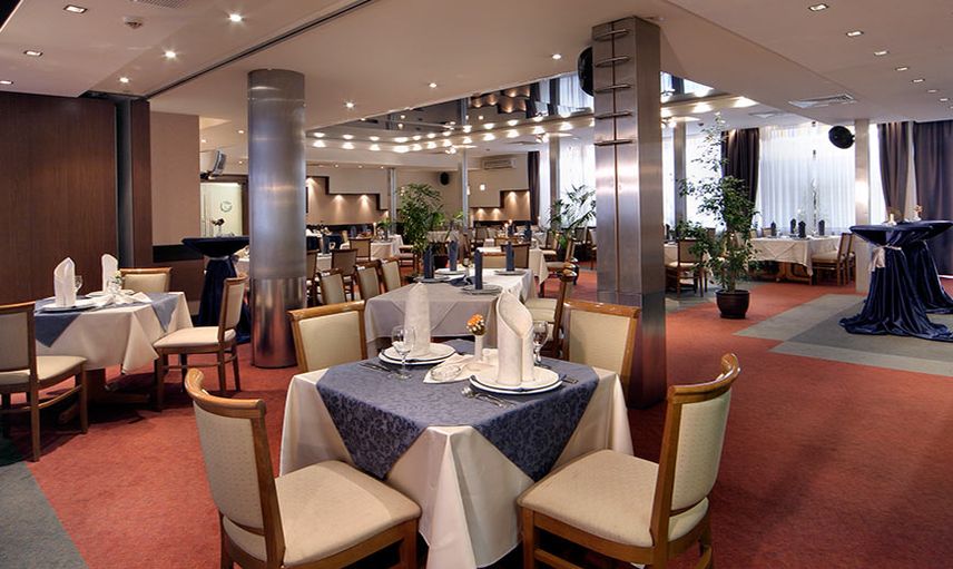 Paris'te açılan çıplak restoran büyük ilgi gördü