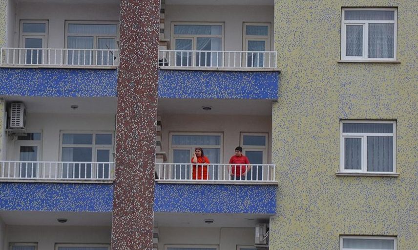 Rezilliklerin ardı arkası kesilmiyor! Balkonda cinsel ilişki yaşadılar hayatları altüst oldu