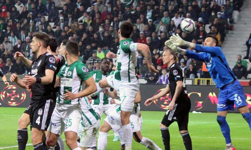Erman Toroğlu, Beşiktaşlı futbolcuların Giresunspor maçında artistlik yaptığını söyledi. Taraftarlar kendisine tepki gösterdi