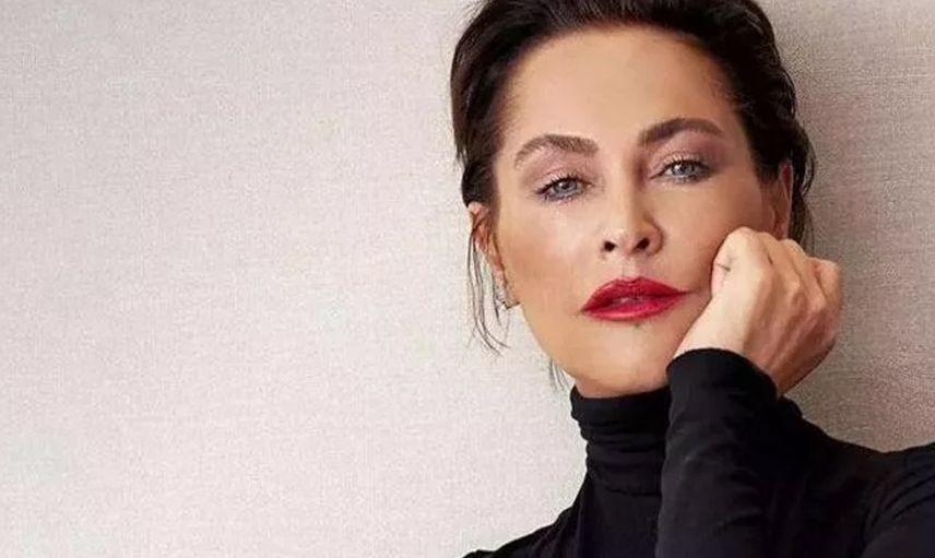59’lik Hülya Avşar yeni klibi için kamera karşısında soyundu: Ünlü şarkıcının çıplak karelerine tepki yağdı