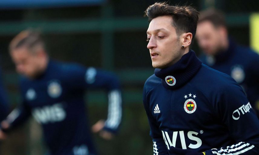 Fenerbahçeli Mesut Özil'in Frankfurt Maçındaki Performansı İngiltere'de Gündem Oldu!