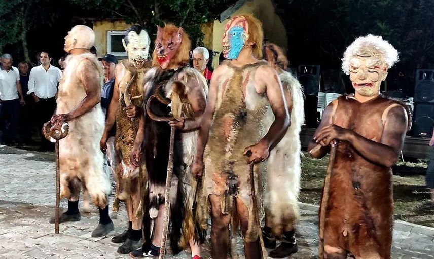 Maske ve baltayla geziyorlar