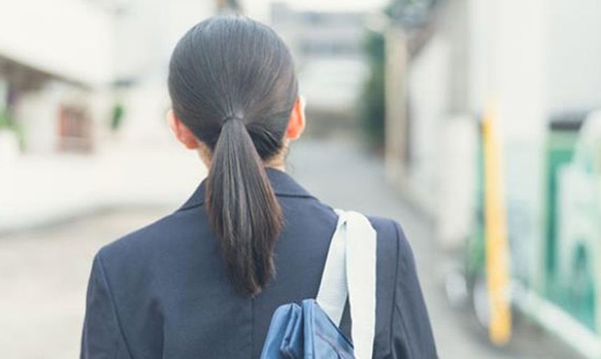 Japonya’da kız öğrencilerin saçını atkuyruğu yapması yasak! Nedeniyse şaka gibi