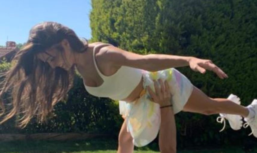 Kerem Bursin ve Hande Erçel'den Plaj Pozları! Şimdi De Bu Moda Oldu