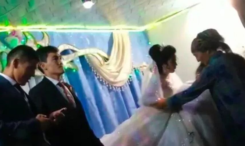 Allah kocanın hayırlısını ve akıllısını versin! Damat herkesin içinde öyle bir sebep için geline vurdu ki, davetliler şok geçirdi