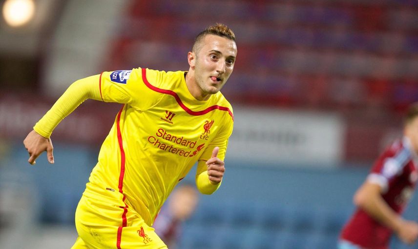 Liverpool'un Eski Yıldızı Samed Yeşil, Fabrikada İşçi Oldu!