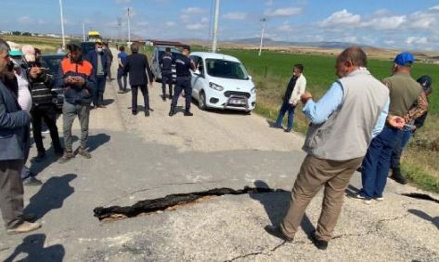 Afyon'da Tarım Arazilerinde Meydana Gelen 1 Kilometre Uzunluğundaki Yarıklar Herkesi Korkuttu