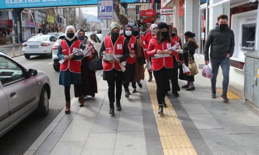 Kadın Cinayeti İşlenmeyen Şehirde Erkeklere Karanfil Dağıtıldı