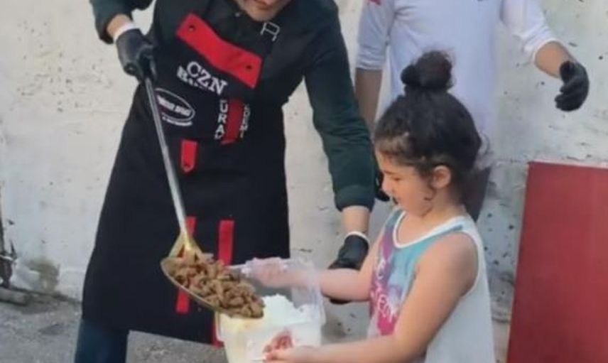 CZN Burak Sokak Ortasında Kavurma Yapıp İnsanlara Dağıttı
